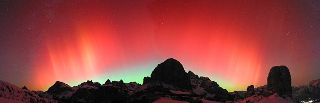 Una delle più spettacolari e rare aurore fotografate dall'Italia da Giuseppe Menardi con una digitale Canon EOS D60, obbiettivo Sigma 15 mm f/2,8 i dal Rifugio Scoiattoli sulle Dolomiti