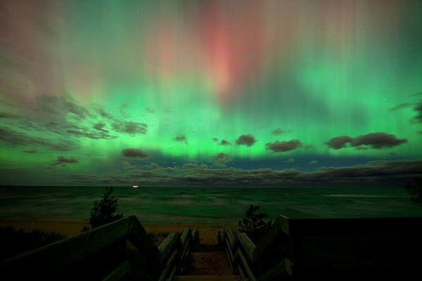 Altra aurora verde con sfumature rossastre