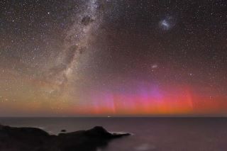 Un aurora australe rossa-violacea nei pressi di Flinders in Australia 
