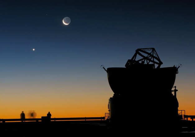 Venere e Luna crescente dal Cerro Paranal  ( Cile )Credits: ESO / Y.Beletsky